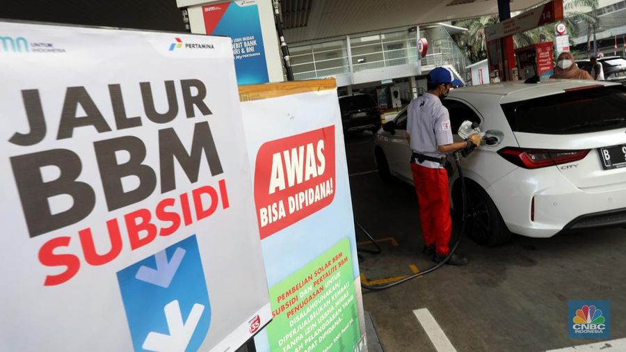 Warga antre mengisi Bahan Bakar Minya (BBM) jenis Pertalite di SPBU Kuningan, Jakarta, Rabu (31/8/2022). (CNBC Indonesia/Andrean Kristianto)