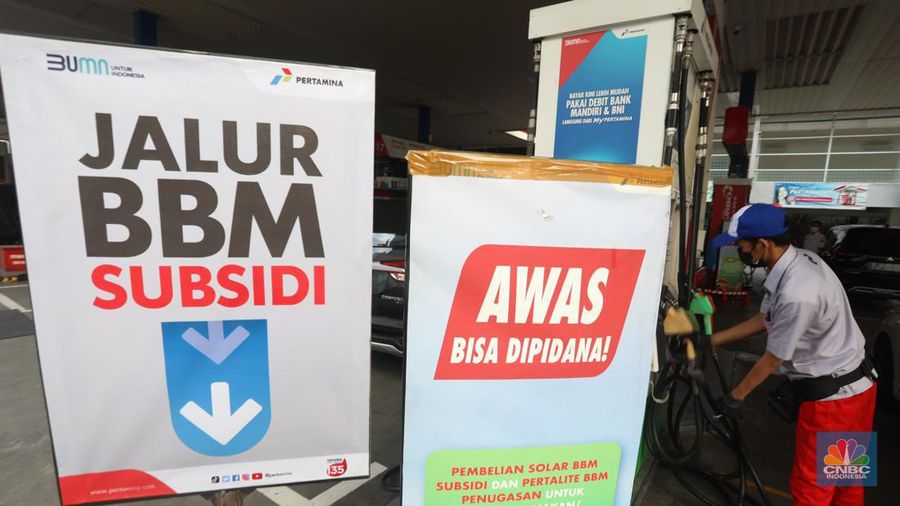 Warga antre mengisi Bahan Bakar Minya (BBM) jenis Pertalite di SPBU Kuningan, Jakarta, Rabu (31/8/2022). (CNBC Indonesia/Andrean Kristianto)