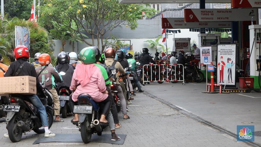 Warga antre mengisi Bahan Bakar Minya (BBM) jenis Pertalite di SPBU Kuningan, Jakarta, Rabu (31/8/2022). (²©²ÊÍøÕ¾/Andrean Kristianto)
