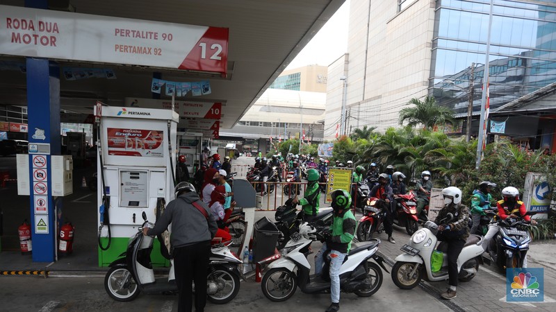 Warga antre mengisi Bahan Bakar Minya (BBM) jenis Pertalite di SPBU Kuningan, Jakarta, Rabu (31/8/2022). (CNBC Indonesia/Andrean Kristianto)
