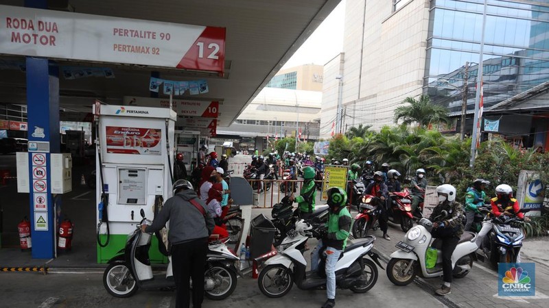Warga antre mengisi Bahan Bakar Minya (BBM) jenis Pertalite di SPBU Kuningan, Jakarta, Rabu (31/8/2022). (CNBC Indonesia/Andrean Kristianto)