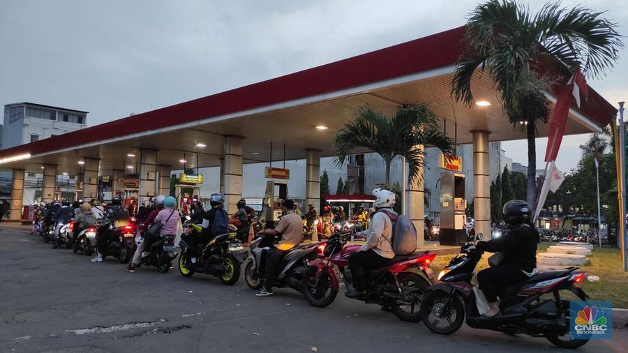 Warga antre mengisi Bahan Bakar Minya (BBM) jenis Pertalite di SPBU Mampang, Jakarta, Rabu (31/8/2022). (CNBC Indonesia/Andrean Kristianto)