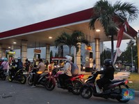 Harga Pertalite Mau Naik, Warga Numpuk Sampai Malam di SPBU!