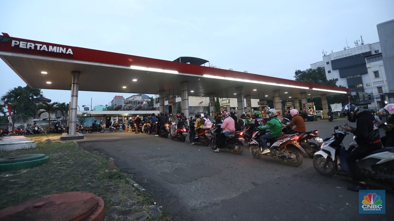 Warga antre mengisi Bahan Bakar Minya (BBM) jenis Pertalite di SPBU Kuningan, Jakarta, Rabu (31/8/2022). (CNBC Indonesia/Andrean Kristianto) Warga antre mengisi Bahan Bakar Minya (BBM) jenis Pertalite di SPBU Kuningan, Jakarta, Rabu (31/8/2022). (CNBC Indonesia/Andrean Kristianto)