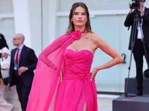 Alessandra Ambrosio Dilamar Kekasih di Nihi Sumba