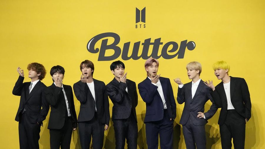 Anggota band K-pop Korea Selatan BTS, V, SUGA, JIN, Jung Kook, RM, Jimin, dan j-hope dari kiri ke kanan, berpose. (AP/Lee Jin-man)