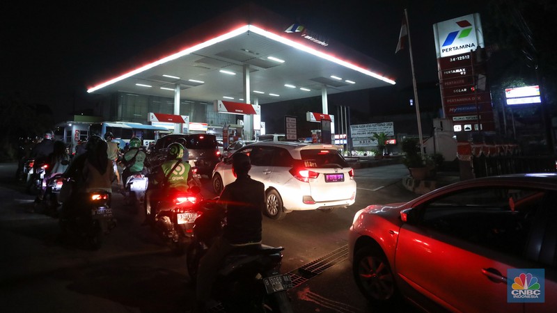 Antrean Kendaraan Mengisi Pertalite di SPBU Pertamina Saat Isu Kenaikan BBM Bersubsidi Sejumlah kendaraan mengantre untuk mengisi BBM di SPBU Pertamina, kawasan Karang Tengah Raya, Lb. Bulus, Cilandak, Jakarta Selatan, Rabu (31/8/2022) malam. (CNBC Indonesia/ Andrean Kristianto)