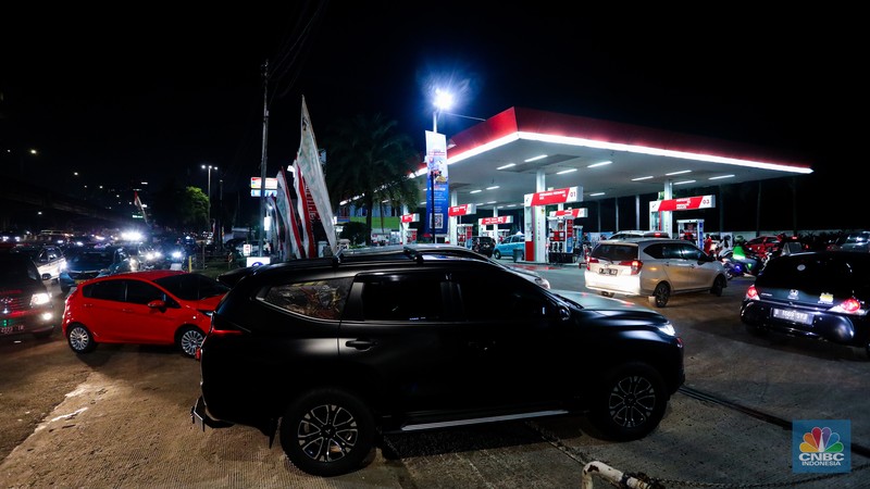 Antrean Kendaraan Mengisi Pertalite di SPBU Pertamina Saat Isu Kenaikan BBM Bersubsidi Sejumlah kendaraan mengantre untuk mengisi BBM di SPBU Pertamina, kawasan Karang Tengah Raya, Lb. Bulus, Cilandak, Jakarta Selatan, Rabu (31/8/2022) malam. (CNBC Indonesia/ Andrean Kristianto)