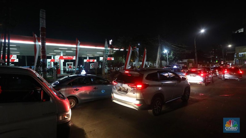 Sejumlah kendaraan mengantre untuk mengisi BBM di SPBU Pertamina, kawasan Karang Tengah Raya, Lb. Bulus, Cilandak, Jakarta Selatan, Rabu (31/8/2022) malam. (CNBC Indonesia/ Andrean Kristianto)