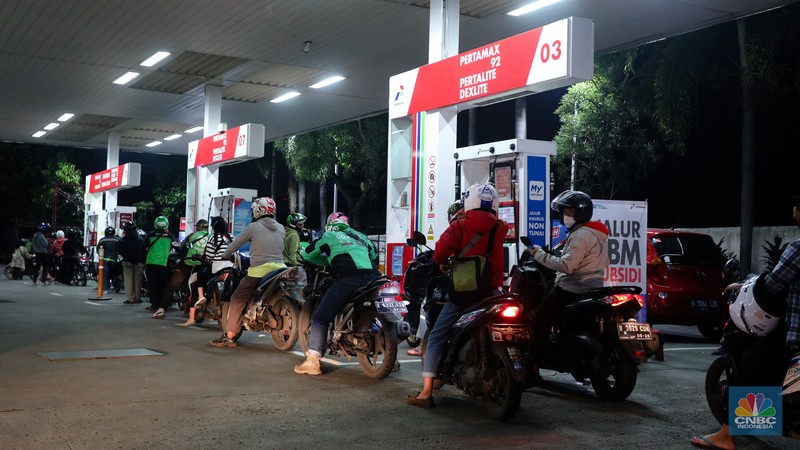 Antrean Kendaraan Mengisi Pertalite di SPBU Pertamina Saat Isu Kenaikan BBM Bersubsidi Sejumlah kendaraan mengantre untuk mengisi BBM di SPBU Pertamina, kawasan Karang Tengah Raya, Lb. Bulus, Cilandak, Jakarta Selatan, Rabu (31/8/2022) malam. (CNBC Indonesia/ Andrean Kristianto)