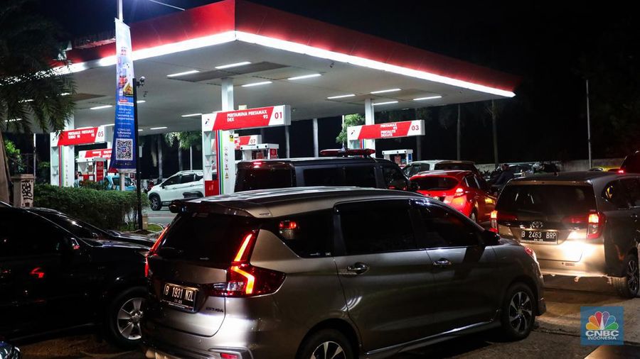 Sejumlah kendaraan mengantre untuk mengisi BBM di SPBU Pertamina, kawasan R.A. Kartini, Cilandak, Jakarta Selatan, Rabu (31/8/2022) malam. (CNBC Indonesia/ Andrean Kristianto)