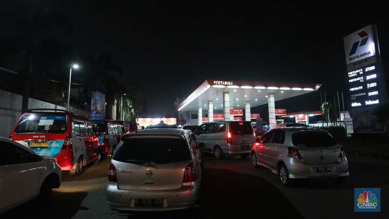 Antrean Kendaraan Mengisi Pertalite di SPBU Pertamina Saat Isu Kenaikan BBM Bersubsidi Sejumlah kendaraan mengantre untuk mengisi BBM di SPBU Pertamina, kawasan Karang Tengah Raya, Lb. Bulus, Cilandak, Jakarta Selatan, Rabu (31/8/2022) malam. (CNBC Indonesia/ Andrean Kristianto)