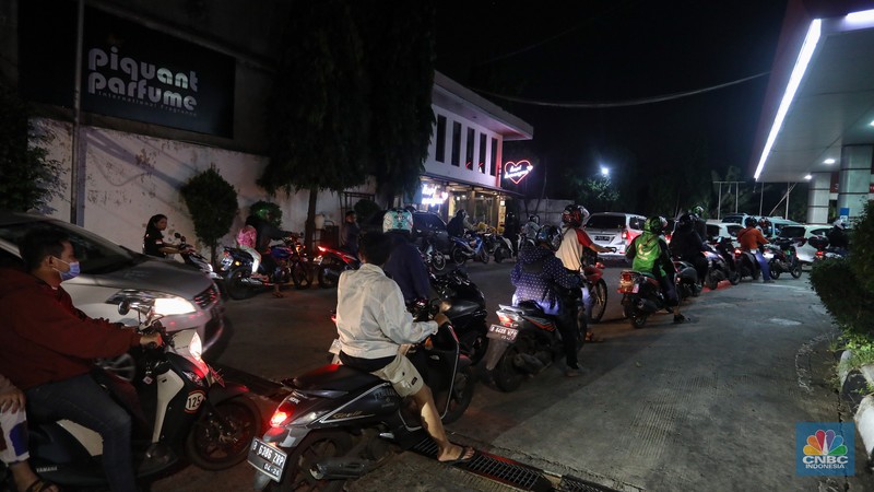 Antrean Kendaraan Mengisi Pertalite di SPBU Pertamina Saat Isu Kenaikan BBM Bersubsidi Sejumlah kendaraan mengantre untuk mengisi BBM di SPBU Pertamina, kawasan Karang Tengah Raya, Lb. Bulus, Cilandak, Jakarta Selatan, Rabu (31/8/2022) malam. (CNBC Indonesia/ Andrean Kristianto)