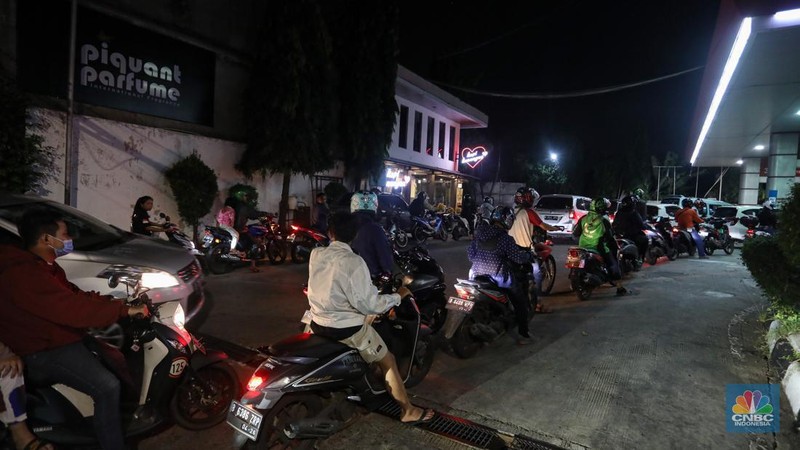Sejumlah kendaraan mengantre untuk mengisi BBM di SPBU Pertamina, kawasan Karang Tengah Raya, Lb. Bulus, Cilandak, Jakarta Selatan, Rabu (31/8/2022) malam. (CNBC Indonesia/ Andrean Kristianto)