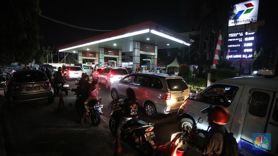 Sejumlah kendaraan mengantre untuk mengisi BBM di SPBU Pertamina, kawasan Jati Padang, Pasar Minggu, Jakarta Selatan, Rabu (31/8/2022) malam. (վ/ Andrean Kristianto)