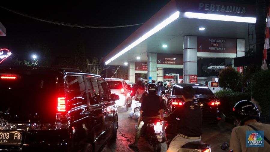 Antrean Kendaraan Mengisi Pertalite di SPBU Pertamina Saat Isu Kenaikan BBM Bersubsidi