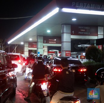 Potret 'Kepanikan' Warga Harga BBM Mau Naik, SPBU Menumpuk!