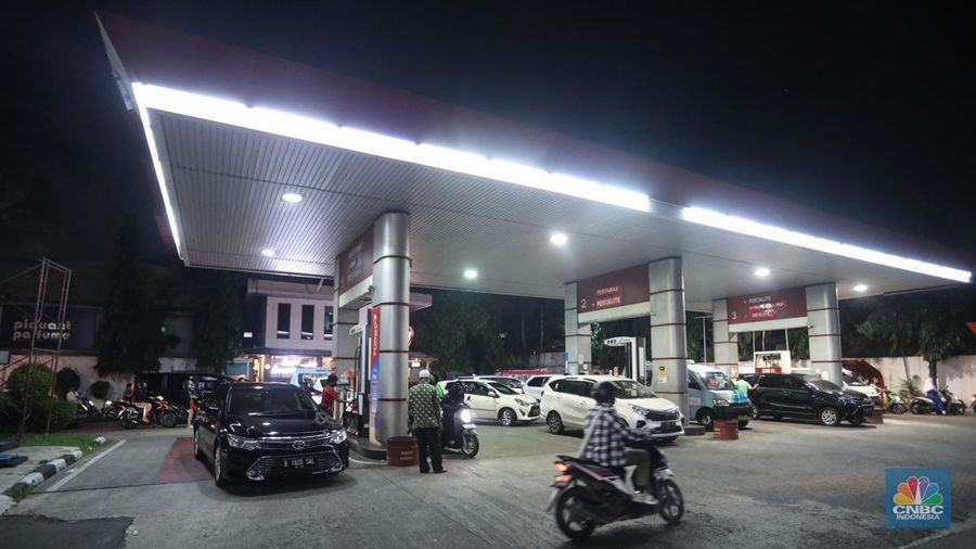 Sejumlah kendaraan mengantre untuk mengisi BBM di SPBU Pertamina, kawasan Jati Padang, Pasar Minggu, Jakarta Selatan, Rabu (31/8/2022) malam. (վ/ Andrean Kristianto)