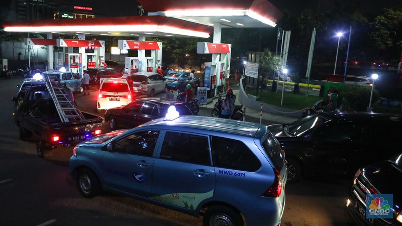 Sejumlah kendaraan mengantre untuk mengisi BBM di SPBU Pertamina, kawasan Karang Tengah Raya, Lb. Bulus, Cilandak, Jakarta Selatan, Rabu (31/8/2022) malam. (CNBC Indonesia/ Andrean Kristianto)