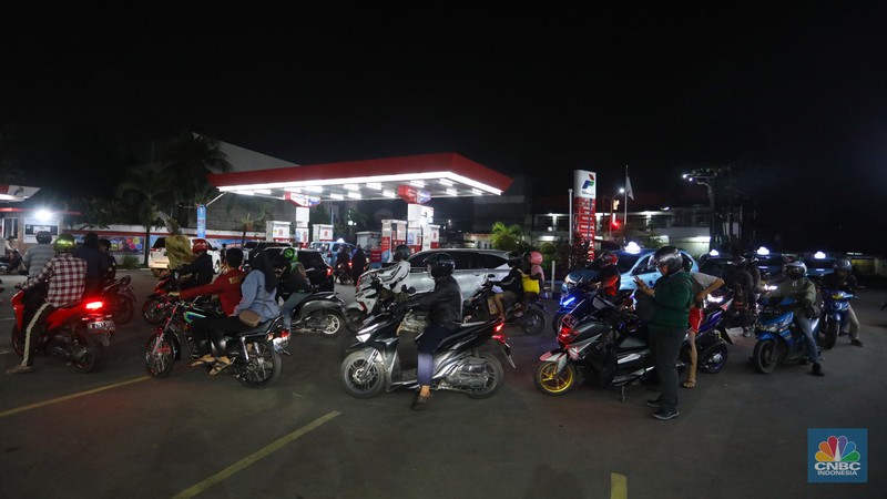 Antrean Kendaraan Mengisi Pertalite di SPBU Pertamina Saat Isu Kenaikan BBM Bersubsidi Sejumlah kendaraan mengantre untuk mengisi BBM di SPBU Pertamina, kawasan Karang Tengah Raya, Lb. Bulus, Cilandak, Jakarta Selatan, Rabu (31/8/2022) malam. (CNBC Indonesia/ Andrean Kristianto)