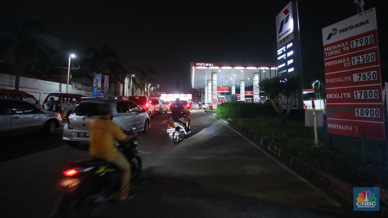 Antrean Kendaraan Mengisi Pertalite di SPBU Pertamina Saat Isu Kenaikan BBM Bersubsidi Sejumlah kendaraan mengantre untuk mengisi BBM di SPBU Pertamina, kawasan Karang Tengah Raya, Lb. Bulus, Cilandak, Jakarta Selatan, Rabu (31/8/2022) malam. (CNBC Indonesia/ Andrean Kristianto)