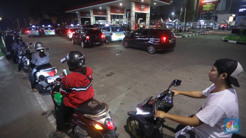 Sejumlah kendaraan mengantre untuk mengisi BBM di SPBU Pertamina, kawasan Karang Tengah Raya, Lb. Bulus, Cilandak, Jakarta Selatan, Rabu (31/8/2022) malam. (CNBC Indonesia/ Andrean Kristianto)