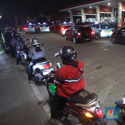 Detik-Detik Harga Pertalite Naik, Antrean SPBU Masih Mengular