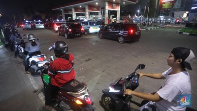Antrean Kendaraan Mengisi Pertalite di SPBU Pertamina Saat Isu Kenaikan BBM Bersubsidi Sejumlah kendaraan mengantre untuk mengisi BBM di SPBU Pertamina, kawasan Pondok Cabe, Tangerang Selatan, Rabu (31/8/2022) malam. (CNBC Indonesia/ Andrean Kristianto)
