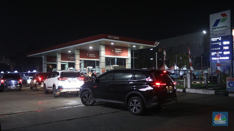 Sejumlah kendaraan mengantre untuk mengisi BBM di SPBU Pertamina, kawasan Karang Tengah Raya, Lb. Bulus, Cilandak, Jakarta Selatan, Rabu (31/8/2022) malam. (CNBC Indonesia/ Andrean Kristianto)