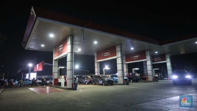 Antrean Kendaraan Mengisi Pertalite di SPBU Pertamina Saat Isu Kenaikan BBM Bersubsidi Sejumlah kendaraan mengantre untuk mengisi BBM di SPBU Pertamina, kawasan Karang Tengah Raya, Lb. Bulus, Cilandak, Jakarta Selatan, Rabu (31/8/2022) malam. (CNBC Indonesia/ Andrean Kristianto)