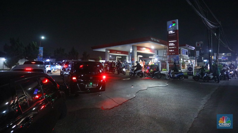 Antrean Kendaraan Mengisi Pertalite di SPBU Pertamina Saat Isu Kenaikan BBM Bersubsidi Sejumlah kendaraan mengantre untuk mengisi BBM di SPBU Pertamina, kawasan Karang Tengah Raya, Lb. Bulus, Cilandak, Jakarta Selatan, Rabu (31/8/2022) malam. (CNBC Indonesia/ Andrean Kristianto)