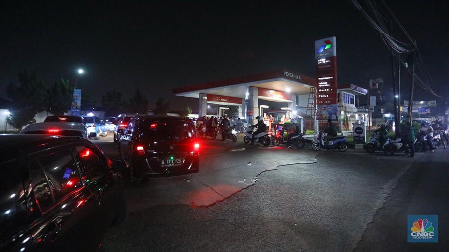 Sejumlah kendaraan mengantre untuk mengisi BBM di SPBU Pertamina, kawasan Karang Tengah Raya, Lb. Bulus, Cilandak, Jakarta Selatan, Rabu (31/8/2022) malam. (CNBC Indonesia/ Andrean Kristianto)