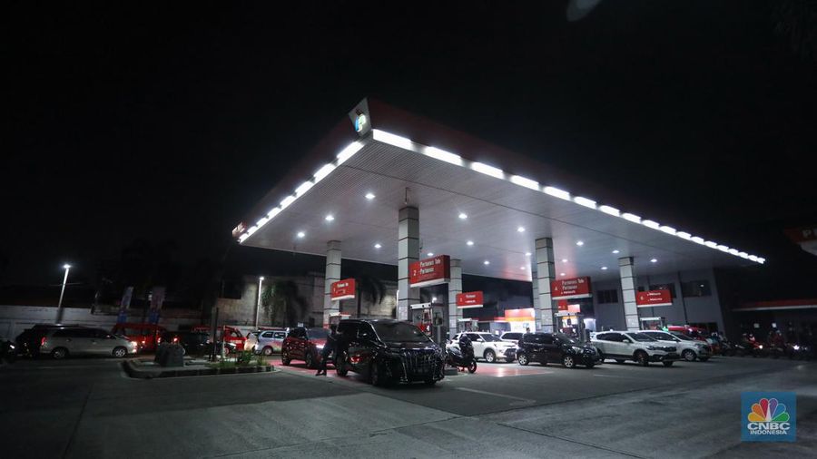 Sejumlah kendaraan mengantre untuk mengisi BBM di SPBU Pertamina, kawasan Karang Tengah Raya, Lb. Bulus, Cilandak, Jakarta Selatan, Rabu (31/8/2022) malam. (վ/ Andrean Kristianto)