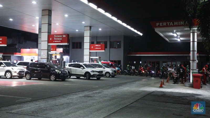 Antrean Kendaraan Mengisi Pertalite di SPBU Pertamina Saat Isu Kenaikan BBM Bersubsidi Sejumlah kendaraan mengantre untuk mengisi BBM di SPBU Pertamina, kawasan Karang Tengah Raya, Lb. Bulus, Cilandak, Jakarta Selatan, Rabu (31/8/2022) malam. (CNBC Indonesia/ Andrean Kristianto)