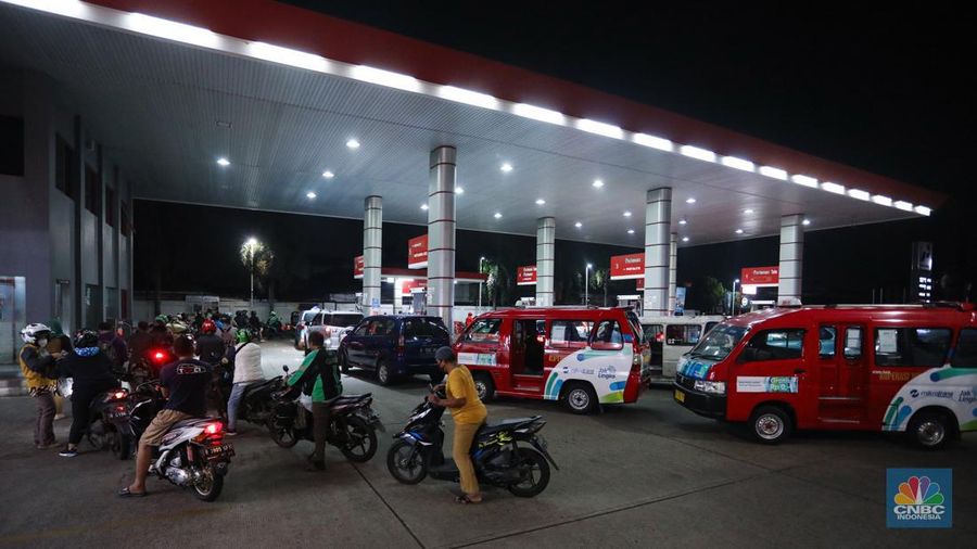 Sejumlah kendaraan mengantre untuk mengisi BBM di SPBU Pertamina, kawasan Karang Tengah Raya, Lb. Bulus, Cilandak, Jakarta Selatan, Rabu (31/8/2022) malam. (վ/ Andrean Kristianto)