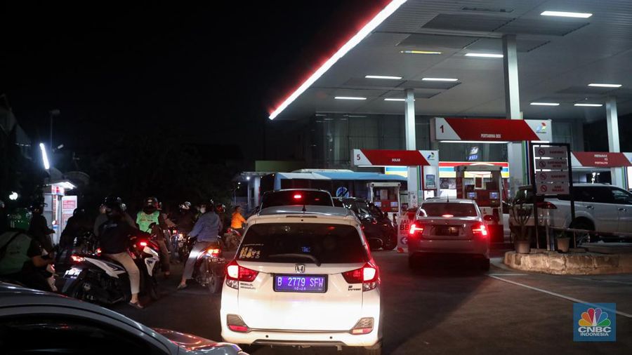 Sejumlah kendaraan mengantre untuk mengisi BBM di SPBU Pertamina, kawasan Warung Jati Barat, Ragunan, Ps. Minggu, Jakarta Selatan, Rabu (31/8/2022) malam. (CNBC Indonesia/ Andrean Kristianto)
