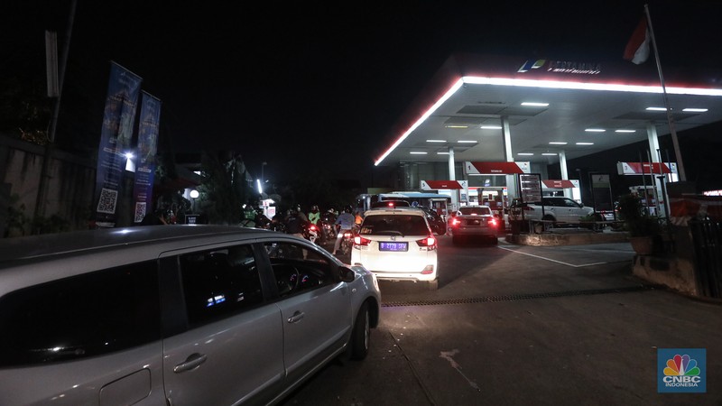 Antrean Kendaraan Mengisi Pertalite di SPBU Pertamina Saat Isu Kenaikan BBM Bersubsidi Sejumlah kendaraan mengantre untuk mengisi BBM di SPBU Pertamina, kawasan Karang Tengah Raya, Lb. Bulus, Cilandak, Jakarta Selatan, Rabu (31/8/2022) malam. (CNBC Indonesia/ Andrean Kristianto)