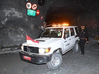 Jokowi Presiden Pertama RI Masuk ke Perut Gunung Emas Papua