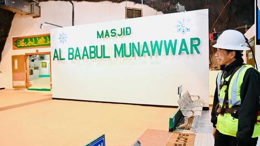 Dalam perjalanan menuju pertambangan bawah tanah, Kamis 1 September 2022, Presiden singgah di Deep Mill Level Zone (DMLZ) underground, Kabupaten Mimika. Di tempat itulah terdapat Masjid Al Baabul Munawwar dan Gereja Oikumene Soteria. (Dok: Biro Pers Sekretariat Presiden)
