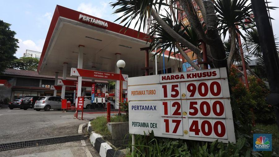 Kendaraaan mengisi BBM di salah satu SPBU Pertamina, Jakarta, Kamis (1/9/2022). PT Pertamina (Persero) resmi menurunkan tiga harga Bahan Bakar Minyak (BBM) non subsidi di seluruh provinsi mulai hari ini, Kamis, 1 September 2022. (CNBC Indonesia/Andrean Kristianto)