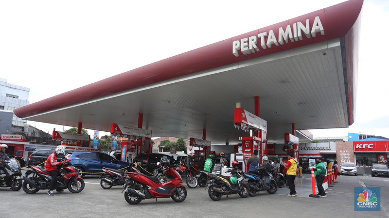 Kendaraaan mengisi BBM di salah satu SPBU Pertamina, Jakarta, Kamis (1/9/2022). PT Pertamina (Persero) resmi menurunkan tiga harga Bahan Bakar Minyak (BBM) non subsidi di seluruh provinsi mulai hari ini, Kamis, 1 September 2022. (CNBC Indonesia/Andrean Kristianto)