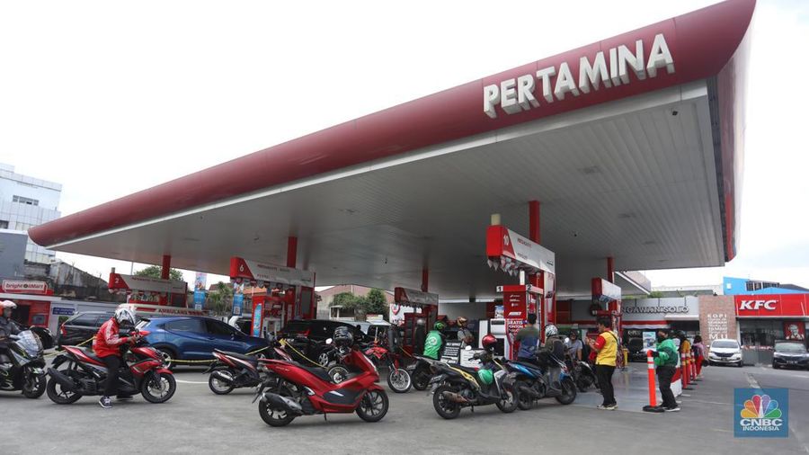 Kendaraaan mengisi BBM di salah satu SPBU Pertamina, Jakarta, Kamis (1/9/2022). PT Pertamina (Persero) resmi menurunkan tiga harga Bahan Bakar Minyak (BBM) non subsidi di seluruh provinsi mulai hari ini, Kamis, 1 September 2022. (CNBC Indonesia/Andrean Kristianto)