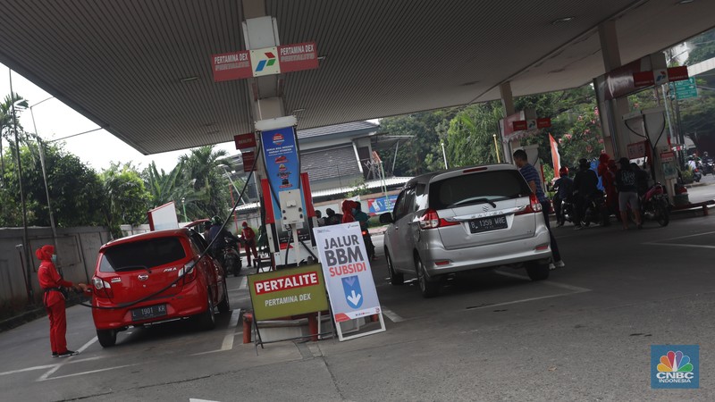 Sejumlah kendaraaan mengisi BBM di salah satu SPBU Pertamina, Jakarta, Kamis (1/9/2022). PT Pertamina (Persero) resmi menurunkan tiga harga Bahan Bakar Minyak (BBM) non subsidi di seluruh provinsi mulai hari ini, Kamis, 1 September 2022. (CNBC Indonesia/Andrean Kristianto)