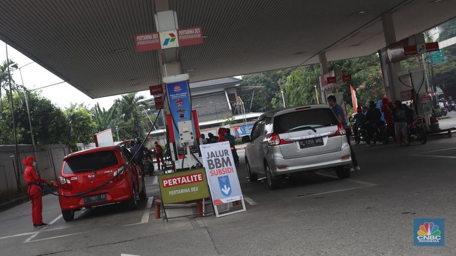 Kendaraaan mengisi BBM di salah satu SPBU Pertamina, Jakarta, Kamis (1/9/2022). PT Pertamina (Persero) resmi menurunkan tiga harga Bahan Bakar Minyak (BBM) non subsidi di seluruh provinsi mulai hari ini, Kamis, 1 September 2022. (CNBC Indonesia/Andrean Kristianto)
