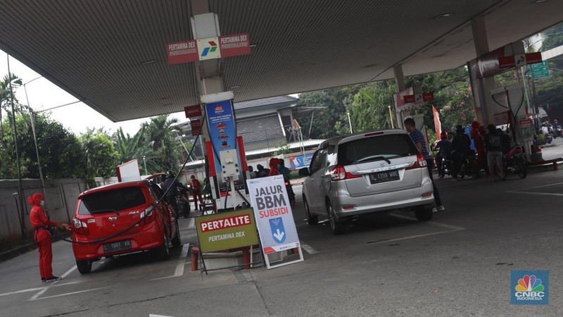 Sejumlah kendaraaan mengisi BBM di salah satu SPBU Pertamina, Jakarta, Kamis (1/9/2022). PT Pertamina (Persero) resmi menurunkan tiga harga Bahan Bakar Minyak (BBM) non subsidi di seluruh provinsi mulai hari ini, Kamis, 1 September 2022. (CNBC Indonesia/Andrean Kristianto)