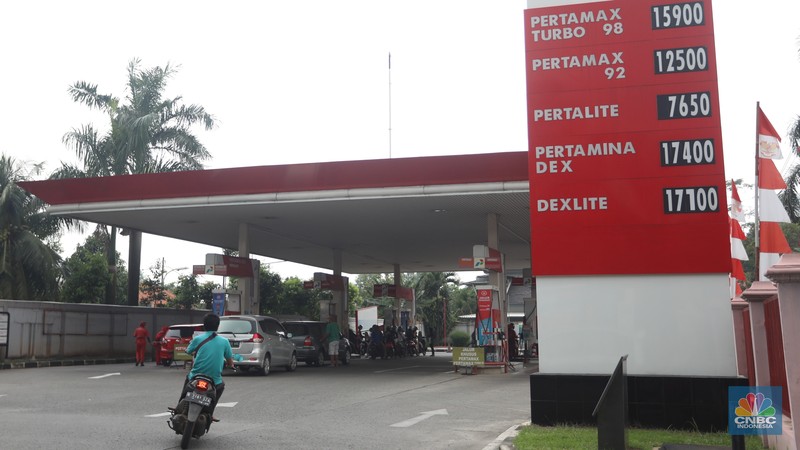 Kendaraaan mengisi BBM di salah satu SPBU Pertamina, Jakarta, Kamis (1/9/2022). PT Pertamina (Persero) resmi menurunkan tiga harga Bahan Bakar Minyak (BBM) non subsidi di seluruh provinsi mulai hari ini, Kamis, 1 September 2022. (CNBC Indonesia/Andrean Kristianto)
