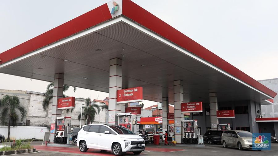 Kendaraaan mengisi BBM di salah satu SPBU Pertamina, Jakarta, Kamis (1/9/2022). PT Pertamina (Persero) resmi menurunkan tiga harga Bahan Bakar Minyak (BBM) non subsidi di seluruh provinsi mulai hari ini, Kamis, 1 September 2022. (վ/Andrean Kristianto)