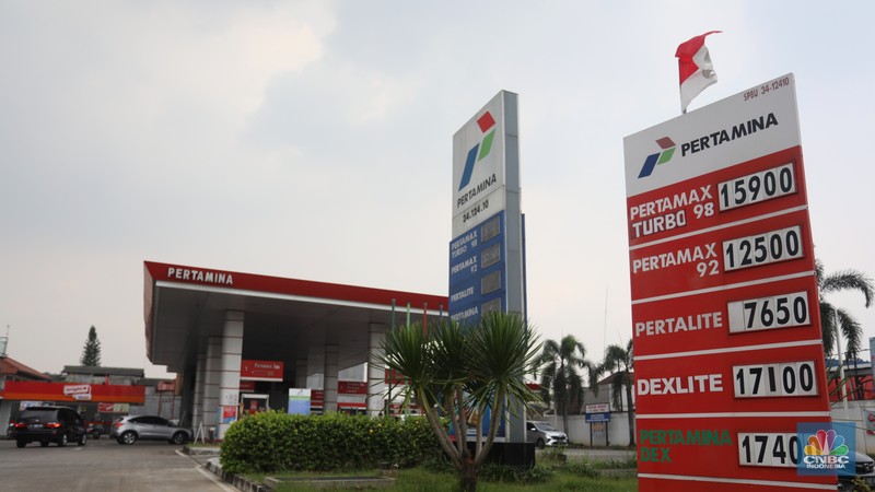 Kendaraaan mengisi BBM di salah satu SPBU Pertamina, Jakarta, Kamis (1/9/2022). PT Pertamina (Persero) resmi menurunkan tiga harga Bahan Bakar Minyak (BBM) non subsidi di seluruh provinsi mulai hari ini, Kamis, 1 September 2022. (CNBC Indonesia/Andrean Kristianto) Kendaraaan mengisi BBM di salah satu SPBU Pertamina, Jakarta, Kamis (1/9/2022). PT Pertamina (Persero) resmi menurunkan tiga harga Bahan Bakar Minyak (BBM) non subsidi di seluruh provinsi mulai hari ini, Kamis, 1 September 2022. (CNBC Indonesia/Andrean Kristianto)