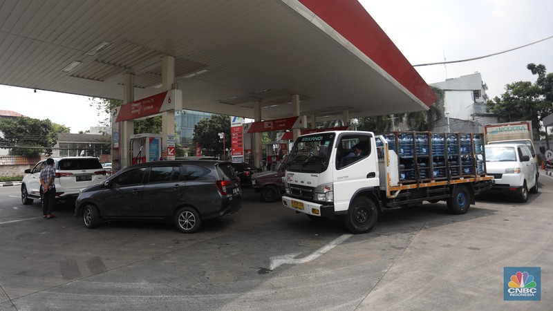 Kendaraaan mengisi BBM di salah satu SPBU Pertamina, Jakarta, Kamis (1/9/2022). PT Pertamina (Persero) resmi menurunkan tiga harga Bahan Bakar Minyak (BBM) non subsidi di seluruh provinsi mulai hari ini, Kamis, 1 September 2022. (CNBC Indonesia/Andrean Kristianto)