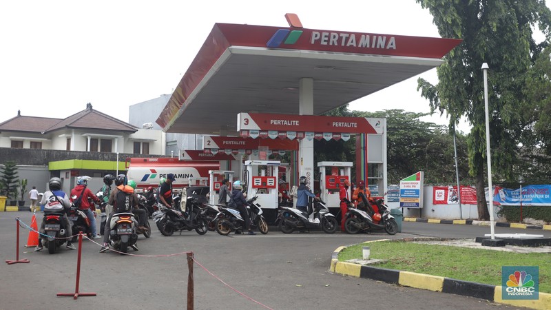 Kendaraaan mengisi BBM di salah satu SPBU Pertamina, Jakarta, Kamis (1/9/2022). PT Pertamina (Persero) resmi menurunkan tiga harga Bahan Bakar Minyak (BBM) non subsidi di seluruh provinsi mulai hari ini, Kamis, 1 September 2022. (CNBC Indonesia/Andrean Kristianto)